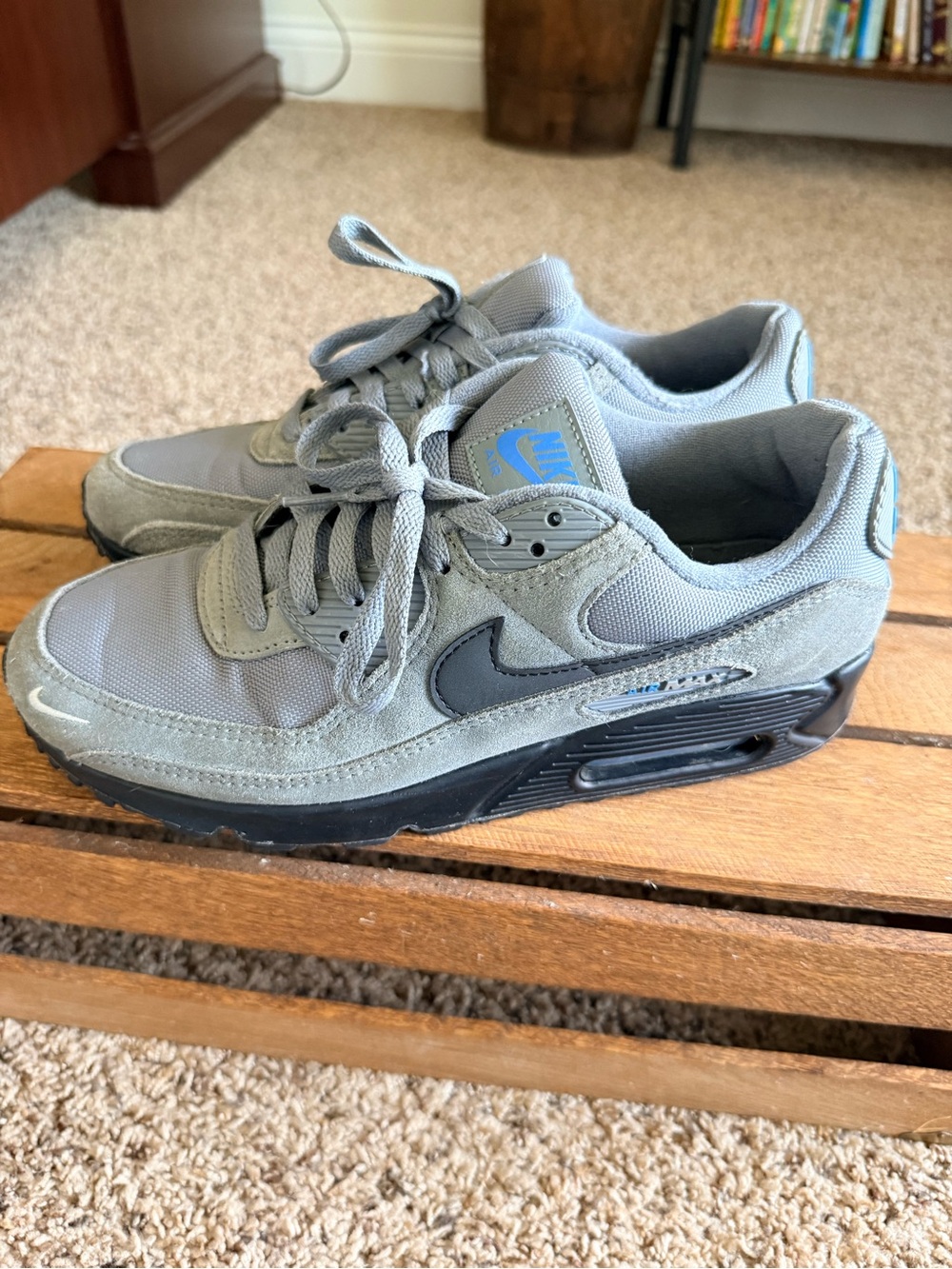 Men’s Nike Air Max 90 athletic shoes - Picture 3 of 7